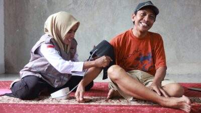 Tim Medis Pemkot Makassar Siaga Obat-obatan hingga Ambulans bagi Warga Terdampak Banjir di Blok 8