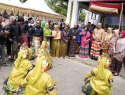 Hadiri HUT Luwu ke-757, Pj Gubernur dan Pj Ketua PKK Sulsel Disambut Meriah di Baruga Kedatuan Luwu