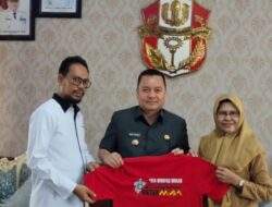 Pj Bupati Wajo Andi Bataralifu Terima Kaos Merah IKA Unhas Wajo