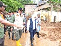 Pj Bahtiar Bersama Wakil Ketua DPRD Sulbat Berkunjung, Korban Bencana Longsor Bahagia Bantuan Berdatangan