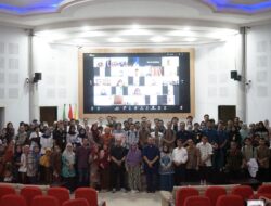 Dekan FK UNHAS menitikkan air mata memimpin doa bersama untuk perlindungan dan kebaikan pendidikan kedokteran Indonesia