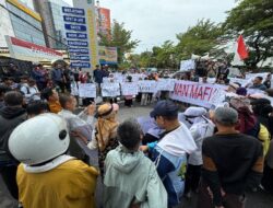 Ratusan Warga Kepung Polrestabes Makassar: Lawan Mafia Tanah!