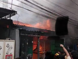 Kebakaran Hebat di Jalan Sabutung, Makassar, Diduga Ada Warga Terjebak di Dalam