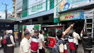 Bapenda Temukan Ratusan Reklame Ilegal, Petugas Gabungan Turunkan Paksa