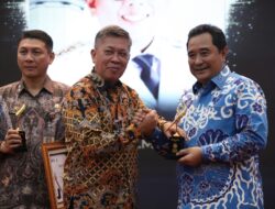 Dirjen Kemendagri Bahtiar Baharuddin raih Pena Emas dari Organisasi Forum Pimred Multimedia