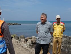 Rehabilitasi Jalan dan Tanggul Abrasi di Pinrang, Bupati Irwan Tegaskan Kualitas Pekerjaan