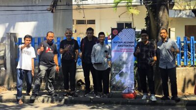 IKA Arsitektur Unhas Gelar Jumat Berkah, Bagikan Ratusan Makanan ke Warga