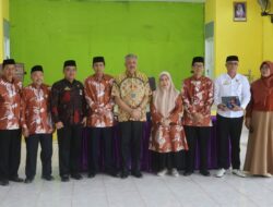 Bupati Pinrang Irwan Hamid  Serahkan Santunan kepada Anak Yatim dan Hafidz Al-Qur’an dalam Program “Lebaran Yatim”
