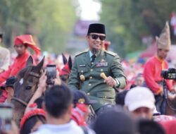 Gubernur Sulawesi Selatan, Andi Sudirman Tampil Berkuda Pimpin Kirab HUT ke-80 RI