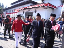 Semarak 80 Tahun Kemerdekaan : Dirjen Polpum Bahtiar dan Gubernur Kang Dedi Bagikan Bendera kepada Warga Jabar