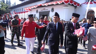 Semarak 80 Tahun Kemerdekaan : Dirjen Polpum Bahtiar dan Gubernur Kang Dedi Bagikan Bendera kepada Warga Jabar