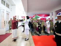Haru dan Syukur Warnai Perasaan Orang Tua Paskibraka Sulsel Saat Upacara Penurunan Bendera di Rujab Gubernur