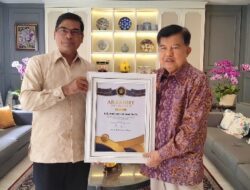 UIN Ar-Raniry Serahkan Piagam Penghargaan Ar Raniry Award kepada Jusuf Kalla