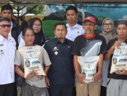 Tasming Hamid Serahkan Bantuan Beras Rastra: Mulai Oktober, Alokasi di Parepare Naik Jadi 10 Kilogram per KPM