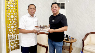 Ulang Tahun ke-55, Muhammad Sadar Dapat Kejutan Hangat dari Rusdi Masse