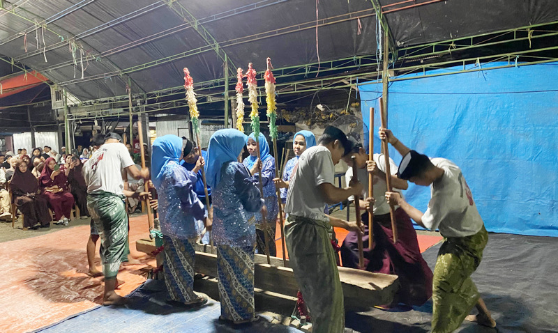 Warga Padangloang Alau Rayakan Tradisi Mappadendang Bersama Bupati Sidrap –  SUARACELEBES