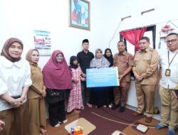 Gubernur Sulsel Ringankan Beban Keluarga Kasi Kesra dengan Santunan dan Fasilitas Transportasi