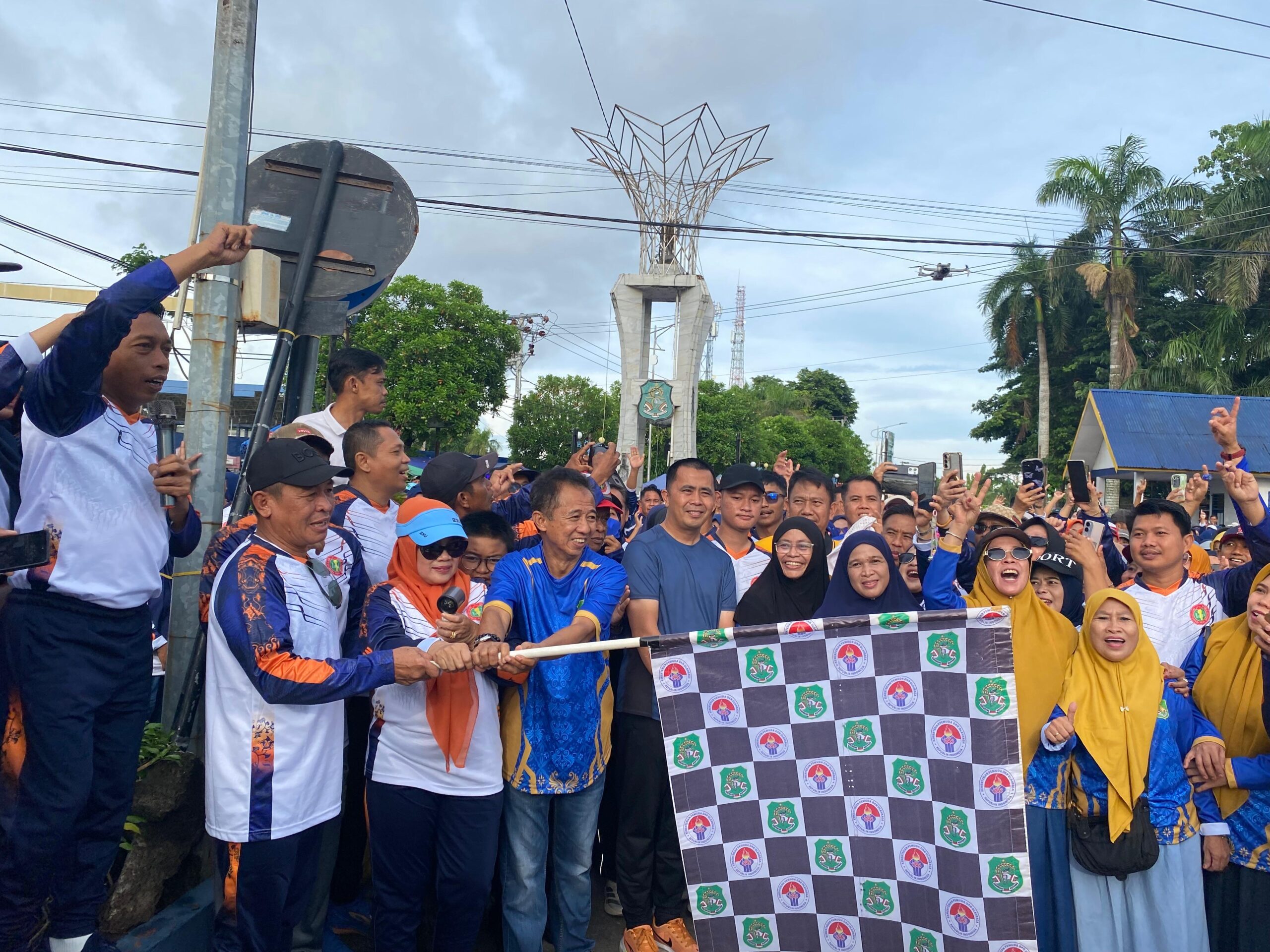 Bupati dan Wabup Sidrap Membaur dengan Ribuan Peserta Jalan Santai HUT PGRI  dan Korpri – SUARACELEBES