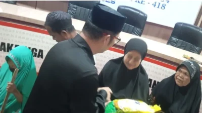 HUT KORPRI dah Kota Makassar ke-418, Camat Mariso Aswin Kertapati Harun Berbagi  Sembako Warga Bahagia
