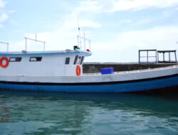 Gubernur Sulsel Serahkan Dua Unit Kapal 15 GT untuk Nelayan di PPI Lonrae Bone