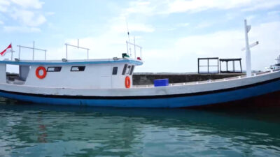 Gubernur Sulsel Serahkan Dua Unit Kapal 15 GT untuk Nelayan di PPI Lonrae Bone