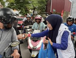 Momentum Ramadan, PSI Makassar Turun ke Jalan Bagikan Takjil, Wujudkan Kepedulian Sosial