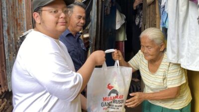Diguyur Hujan, Gandi Rusdi Tetap Menyapa Warga Lewat Jumat Berkah