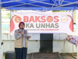 Pemkot Makassar Bersama IKA Unhas Bagikan 300 Paket Sembako untuk Petugas Lapangan