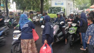 Semangat Ramadan, NasDem Makassar Sasar Pengendara dan Ojek Online