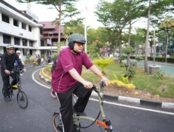 Efisiensi BBM hingga Aksi Nyata, Munafri Bersepeda Keliling Pantau Kebersihan Kota di Tiga Kecamatan