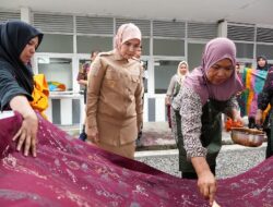 Peringati Hari Kartini, Aliyah Mustika Ilham Dorong Kemandirian Perempuan Lewat Pelatihan di Sentra Wirajaya