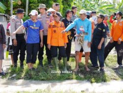Tinjau Banjir di Tellu Limpoe, Bupati Sidrap Syaharuddin Alrif Instruksikan Bongkar Saluran Tersumbat dan Perbaikan Jalan