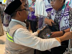 Kepala Kantor Kementerian Haji dan Umrah Sulsel Lepas Jamaah Haji Khusus PT Annur Maarif di Lounge Bandara Hasanuddin
