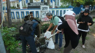 Respons Cepat Keluhan Masyarakat, DLH Bersihkan Saluran dan Angkut Sampah di Bawah Tol Layang Dekat UNM