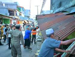 Pemkot Makassar Tertibkan Lapak PKL di Atas Drainase, Lima Bangunan Semi Permanen Dibersihkan