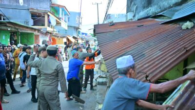 Pemkot Makassar Tertibkan Lapak PKL di Atas Drainase, Lima Bangunan Semi Permanen Dibersihkan