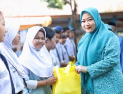 Kampanye Stop Boros Pangan, TP PKK Makassar Bagikan Kotak Makan Gratis Pada Siswa SMP