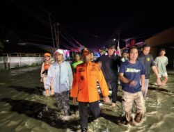 Baru Tiba dari Jakarta, Bupati Sidrap Syaharuddin Alrif Langsung Terjang Banjir Amparita Tengah Malam!