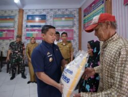 Pastikan Tepat Sasaran, Wali Kota Tasming Hamid Salurkan Rastra Door to Door di Empat Kelurahan