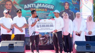 Gubernur Sulsel, Andi Sudirman Serahkan Bantuan Rp15 Miliar untuk Perkuat Infrastruktur dan UMKM di Selayar