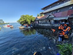 Pemkot Makassar Terjunkan Perahu Pattasaki, Bersihkan Sampah di Laut Losari hingga Dermaga Kayu Bangkoa