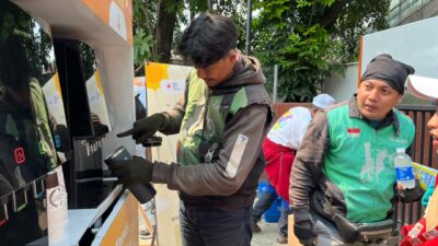 Hadapi Cuaca Panas, PMI Sediakan Air Minum Gratis bagi Pekerja Luar Ruang
