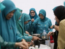 Ubah Limbah Jadi Rupiah, TP PKK Makassar Latih Kader Produksi Eco Enzyme dan Lilin Minyak Jelantah