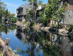 Tak Kenal Libur, BPBD Makassar Bersihkan Tumpukan Sampah di Kanal Kandea