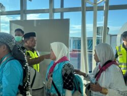 Dikira Petugas Bandara, Bupati Sidrap Syaharuddin Alrif Bikin Heboh Sambut Jemaah Haji di Tangga Pesawat!