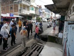 Keruk Drainase Dekat Pasar Labukkang, Wali Kota Turun Langsung Berdialog Dengan Warga
