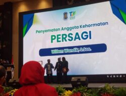 Bupati Tolikara Willem Wandik Dikukuhkan sebagai Anggota Kehormatan PERSAGI pada Temu Ilmiah Nasional II di Surabaya