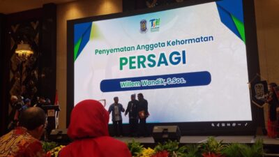 Bupati Tolikara Willem Wandik Dikukuhkan sebagai Anggota Kehormatan PERSAGI pada Temu Ilmiah Nasional II di Surabaya