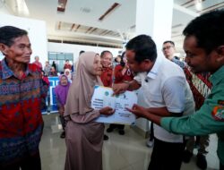 Gubernur Sulsel, Andi Sudirman Serahkan Ganti Rugi Rp17,5 Miliar untuk Pembebasan Lahan Runway Bandara Bua