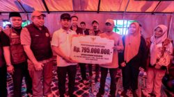 Kunjungi Korban Kebakaran di Tallo Makassar, Gubernur Sulsel Serahkan Bantuan Rp795 Juta